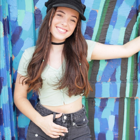 Meet your Posher, Julianna - Picture 3 of 7